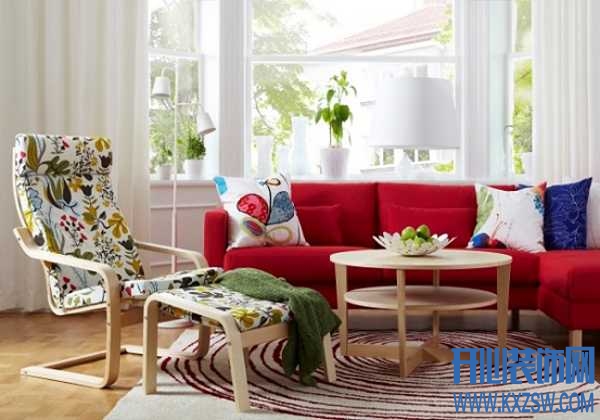 红色家具与窗帘的完美调和，张扬艳丽下的低调