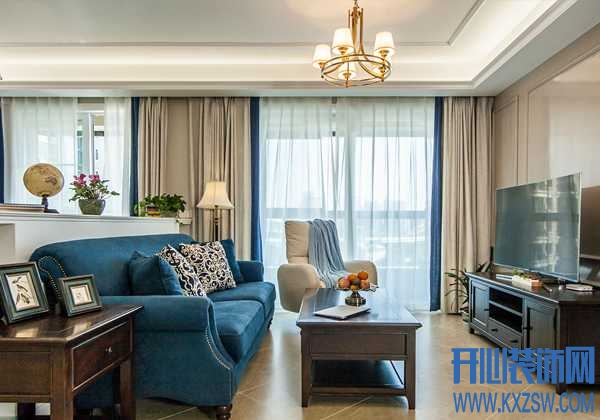 深蓝色的沙发，如何在色彩上与家更好比拟