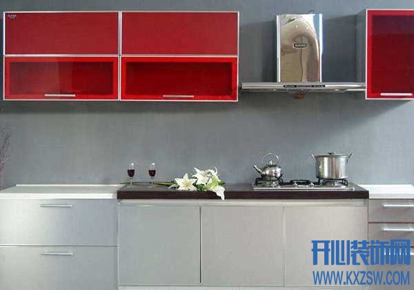 厨房打算装橱柜，UV板和亚克力哪个好？橱柜面板材料怎么选